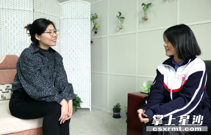 长沙县七中心理健康专职教师冯灿正给学生做心理健康辅导。