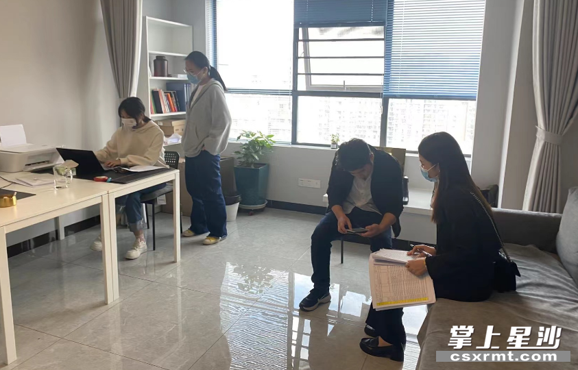 街道经济发展办工作人员走访了解企业情况。