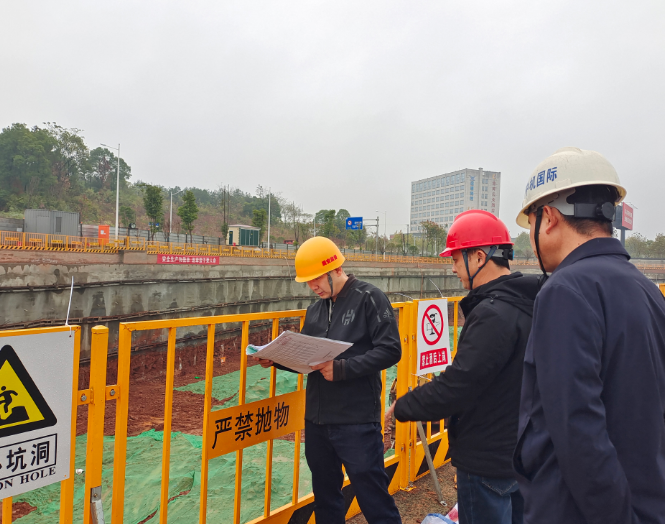 图为检查八组在星沙产业基地自贸总部大楼工程项目进行检查。吴涛 摄