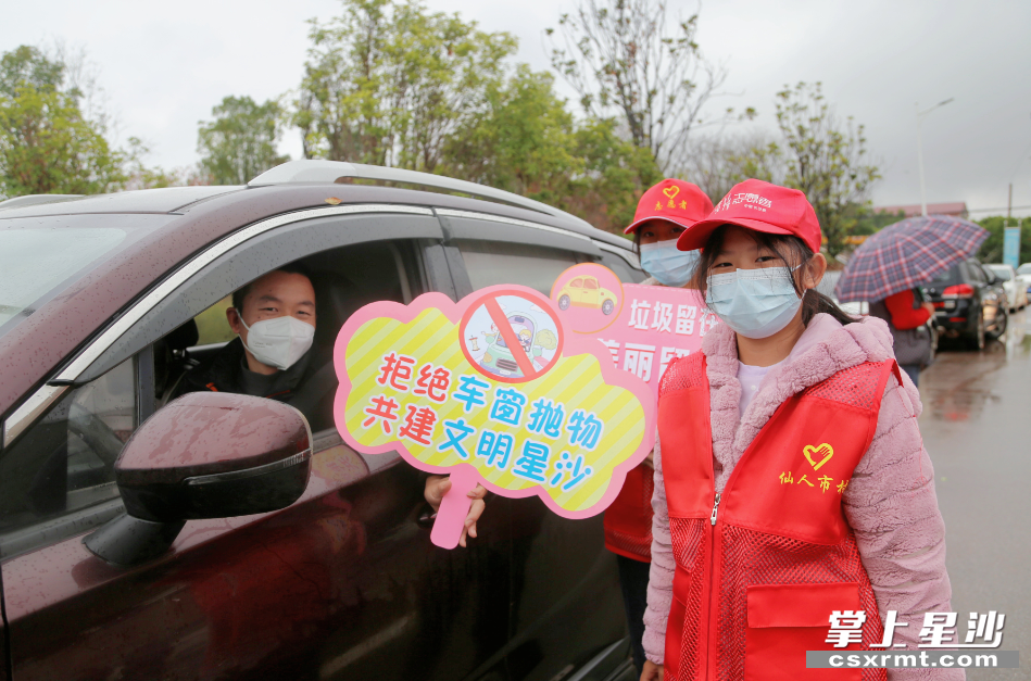 志愿者与司机合影宣传。均为陈晨摄