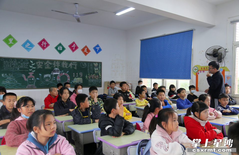 仙人小学开展班会活动宣传“车窗抛物”。