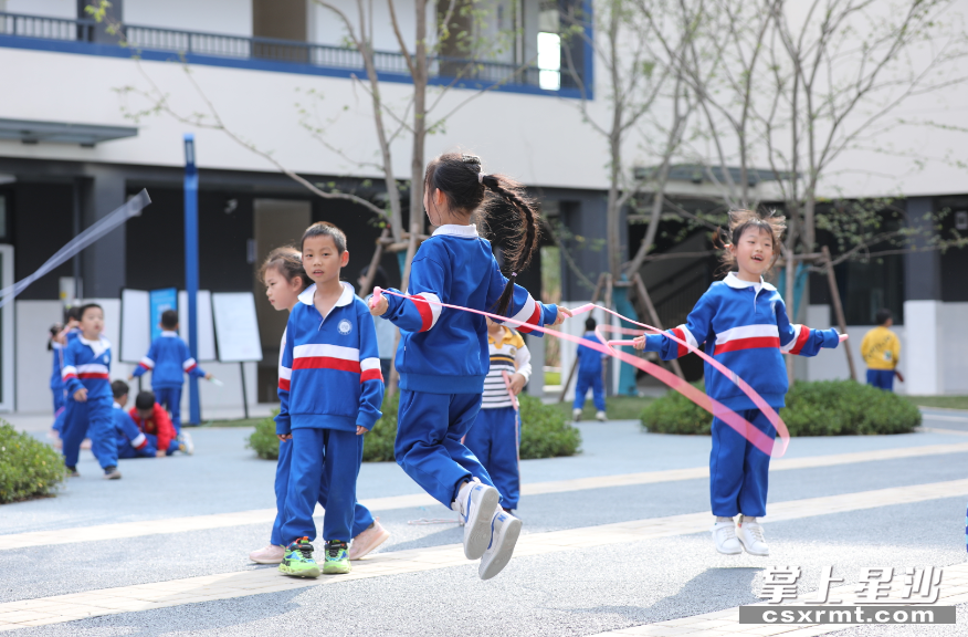 在长沙市雅礼实验田汉学校校园，孩子们利用课间时间做跳绳运动，玩得不亦乐乎。李杰 摄