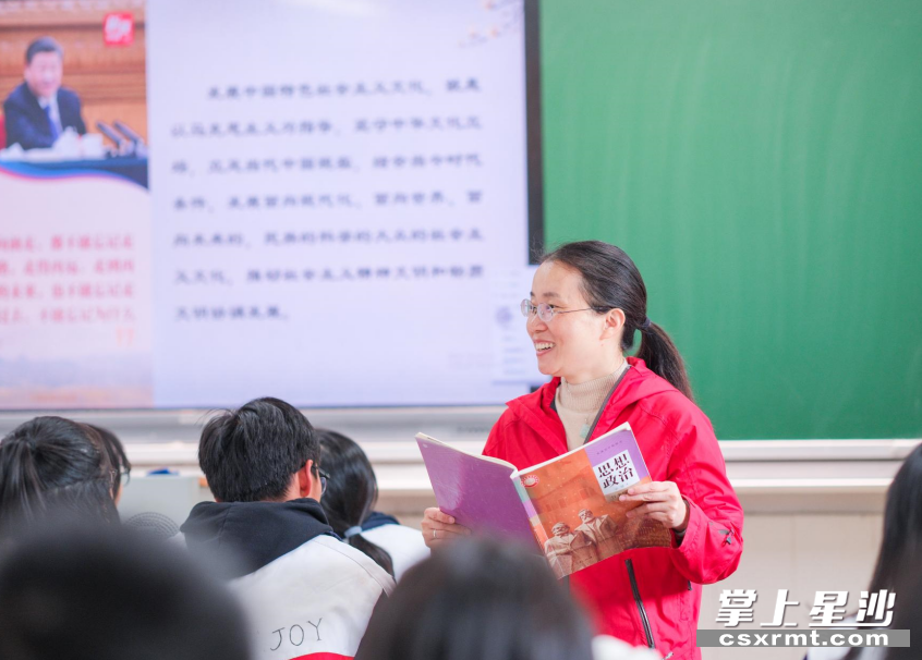 党员教师赵慧给学生们上党课宣讲党的二十大精神。