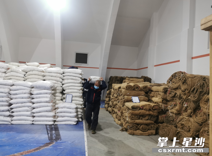 长沙县发放工业盐161吨、麻袋20000余个、铁铲300余把等应急物资。 罗展 摄
