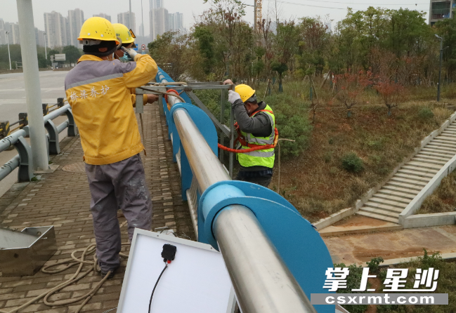 工作人员在浏阳河黄兴大桥安装助航标志。 工作人员在浏阳河黄兴大桥安装助航标志。
