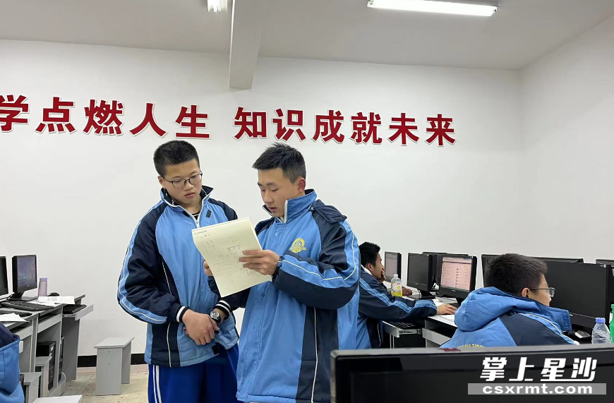 长沙县实验中学物理奥赛赛前训练。长沙县实验中学供图