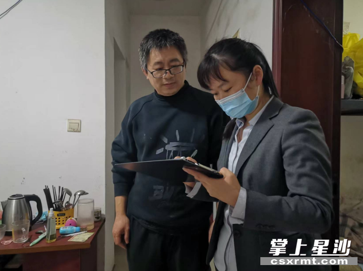 宜居物业开展“敲门行动”，上户为业主排查安全问题、宣传安全知识。 均为星城控股集团 供图
