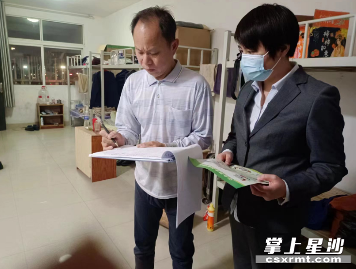 宜居物业开展“敲门行动”，上户为业主排查安全问题、宣传安全知识。