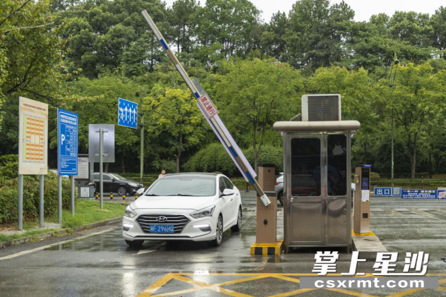 中南汽车世界K区停车场出入口。