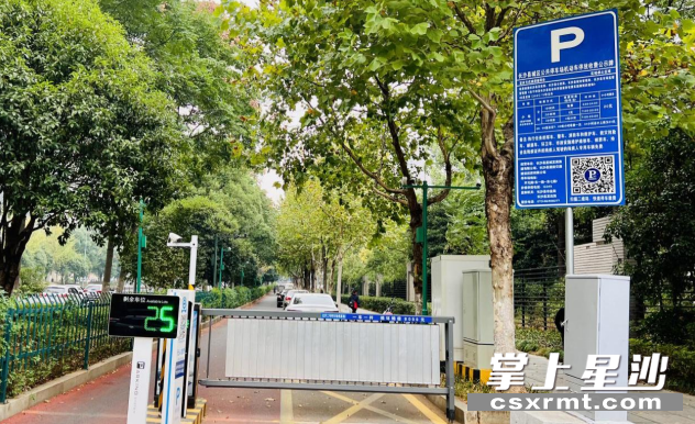 开元路辅道停车场的泊位下装有的地磁感应系统，能自动记录车辆停靠时间，实现车辆的自动管理。