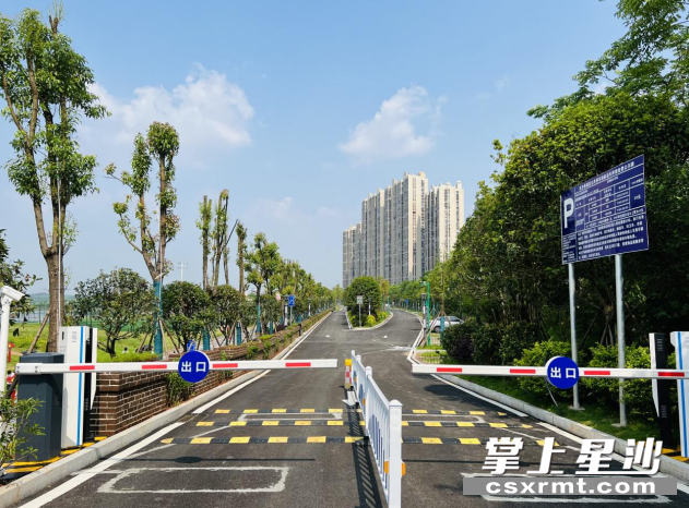 松雅湖东三路停车场大幅缓解了游玩市民停车难问题。