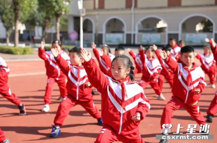长沙县蓓蕾小学体育课学习武术操，强化身体素质。均为李杰 摄