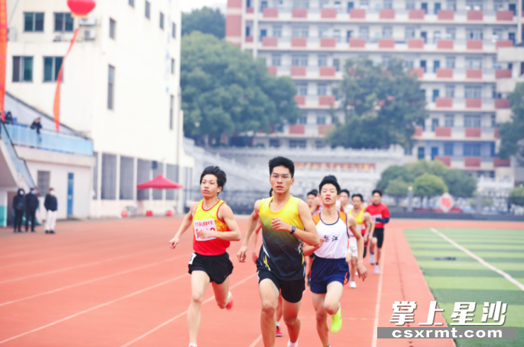 在长沙县中学生田径运动会上，选手们你追我赶，奋力拼搏。