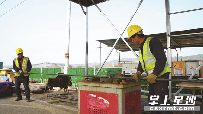 图为春华镇S206—G319—X011公路安全精品路项目建设第一标段的施工现场。罗镝 摄