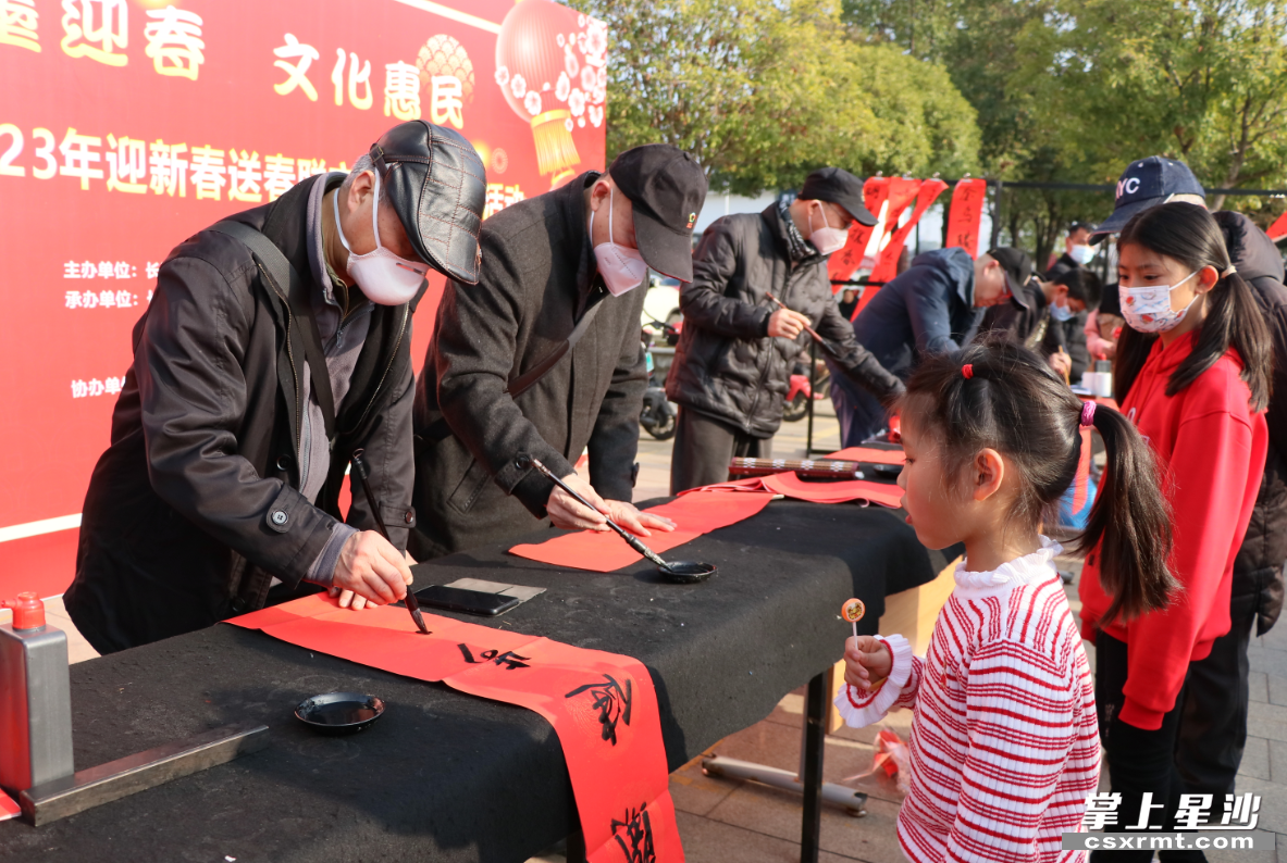 陶公庙广场送春联现场，书法名家们为居民写春联，送祝福。均为赵佳慧摄
