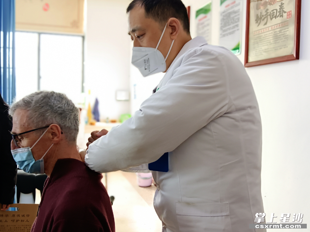 图为中医为派克治疗。长龙街道社区卫生服务中心供图