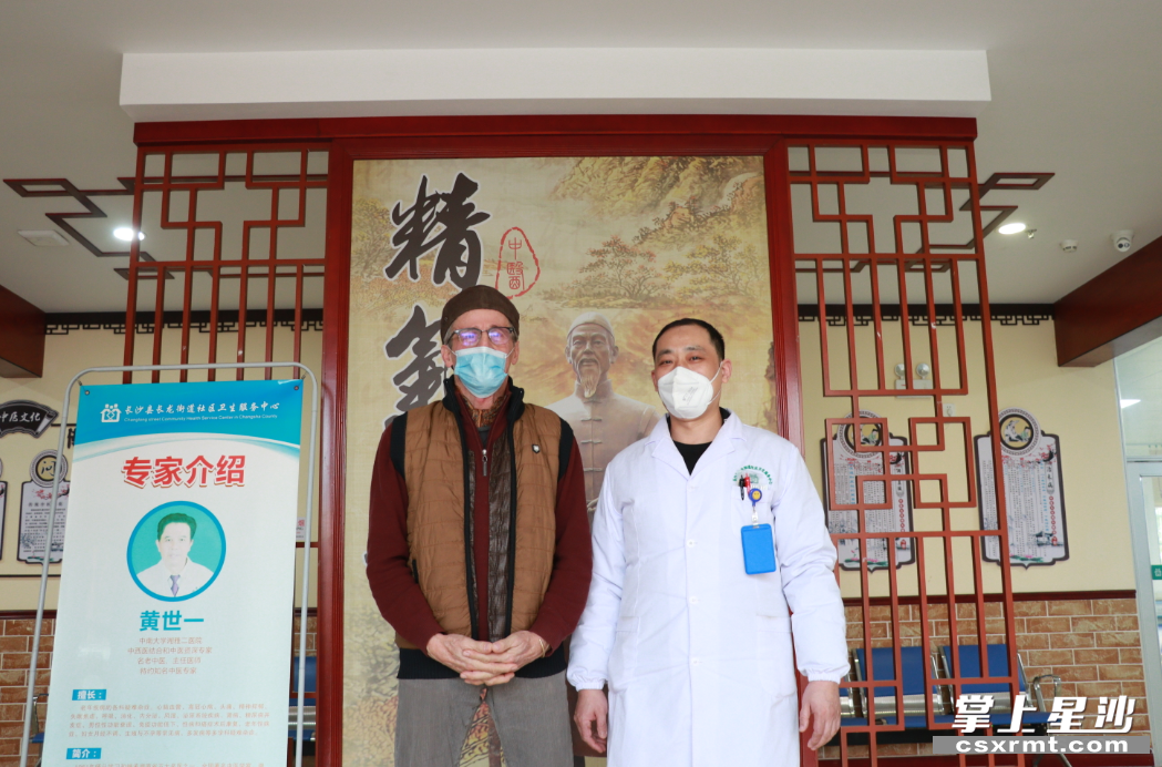 经过一个疗程的针灸，派克的腰痛已经大大缓解。文雅丽 摄