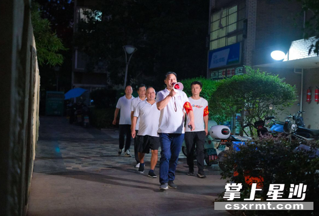 湘景社区“和风”志愿服务队自发地成为了小区里的“宣传员”。均为章帝 摄