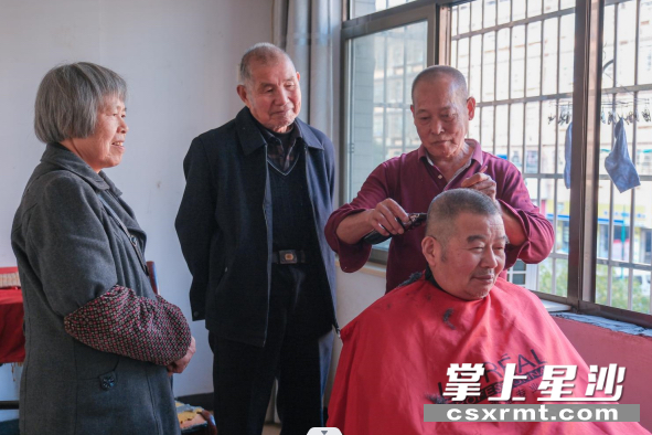 湘润社区里，一批批“银龄老人”走进社区、回到小区，在新的岗位上找到了发挥余热的新舞台。