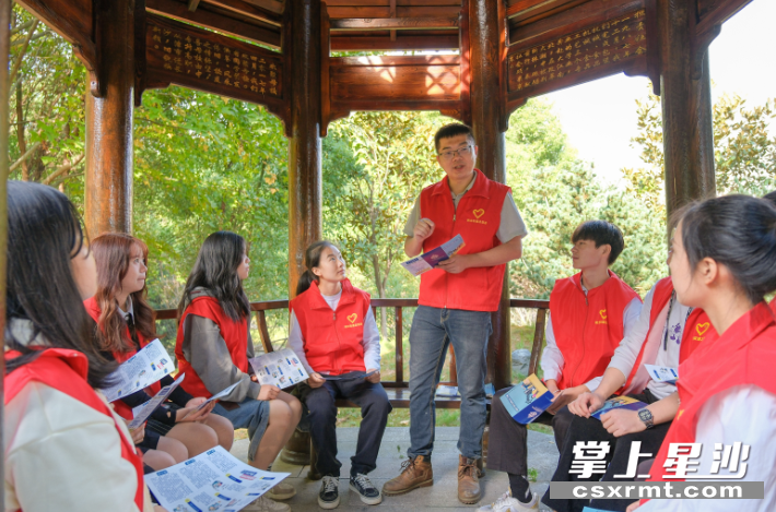 南塘冲社区由高校学子构成的“青春有样”志愿服务队。