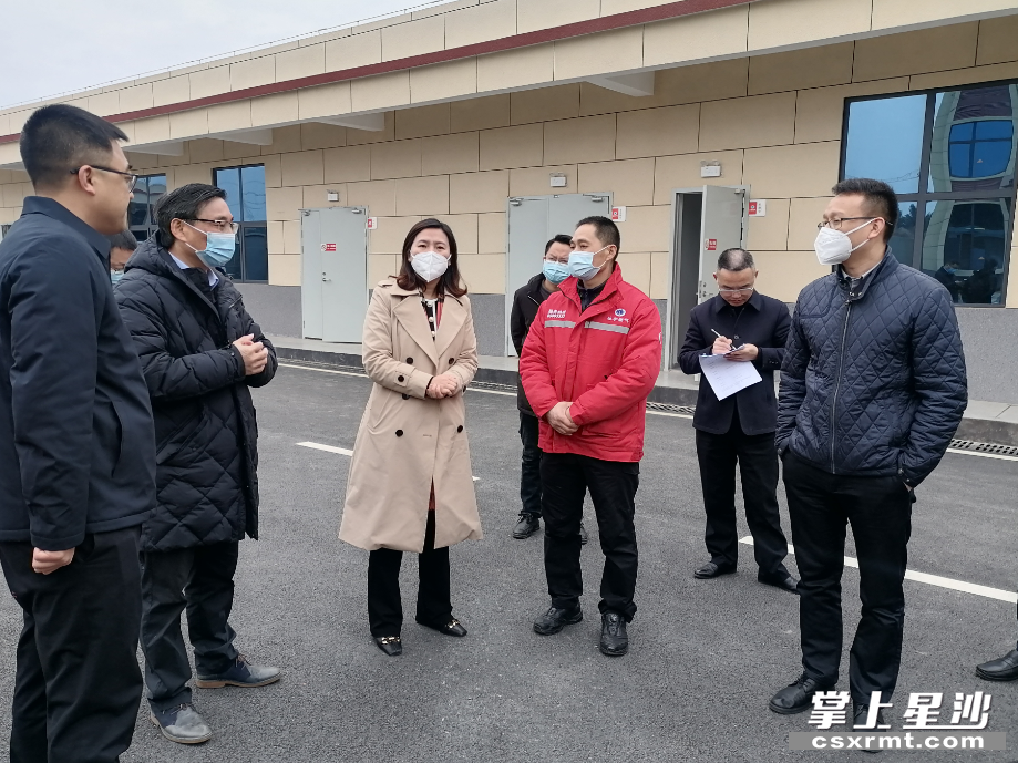 邱友梅深入百江,冰宇燃气公司生产一线督导.均为李杰 摄