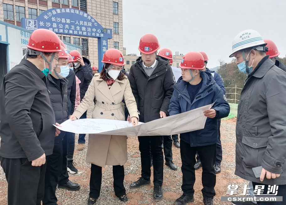 邱友梅深入县一医院公共卫生中心项目建设现场,了解项目建设进度,疫情