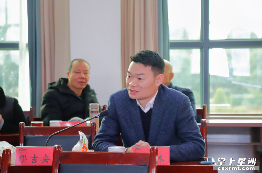 图为企业家发言。