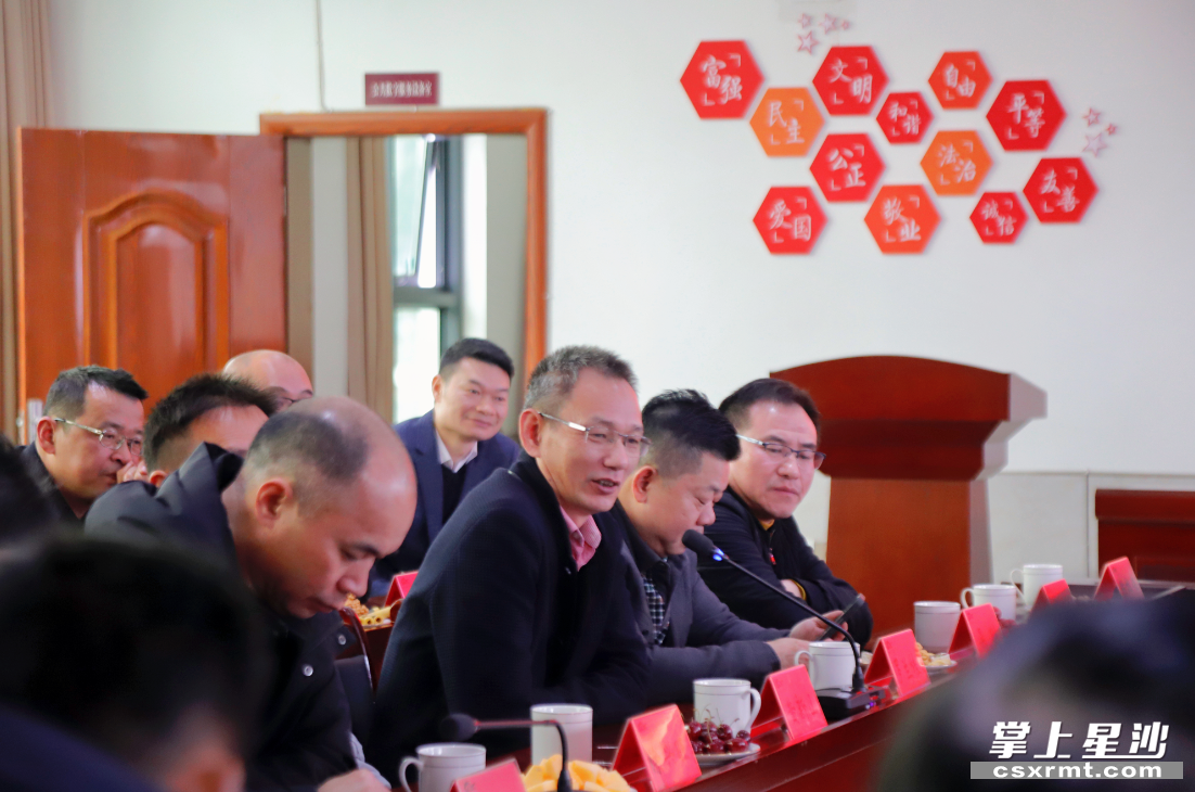 图为企业家发言。