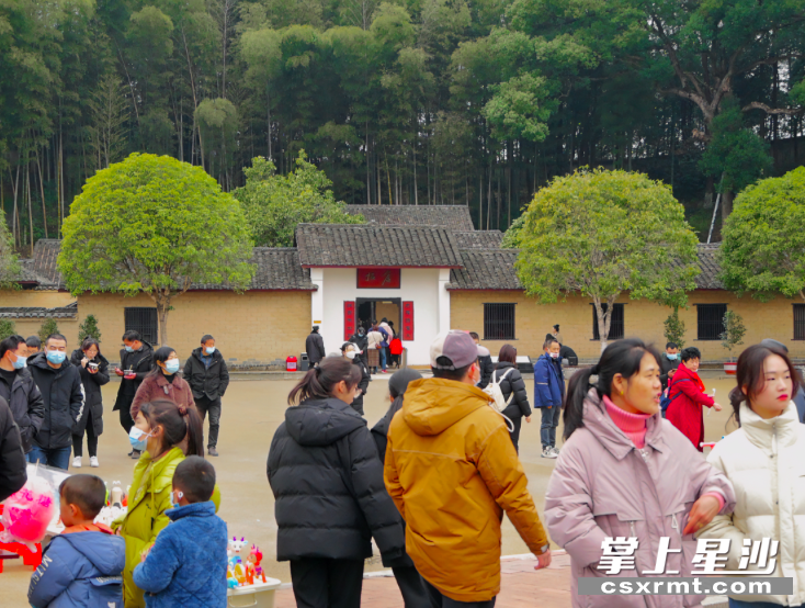 图为杨开慧故居前坪，游人如织。均为张庆 摄