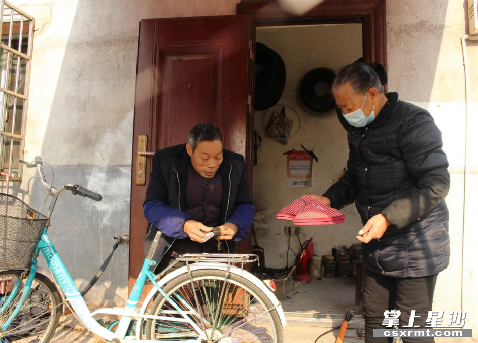在店内，顾客来取一个月前修好的鞋子。