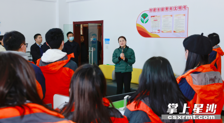 杨溢与一线新闻工作者亲切交流。