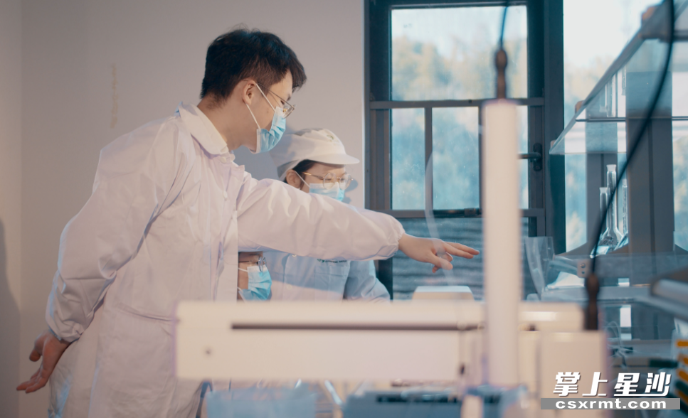 汤程霖在中科院亚热带研究所学习有机茶种植环境各项检测指标情况。