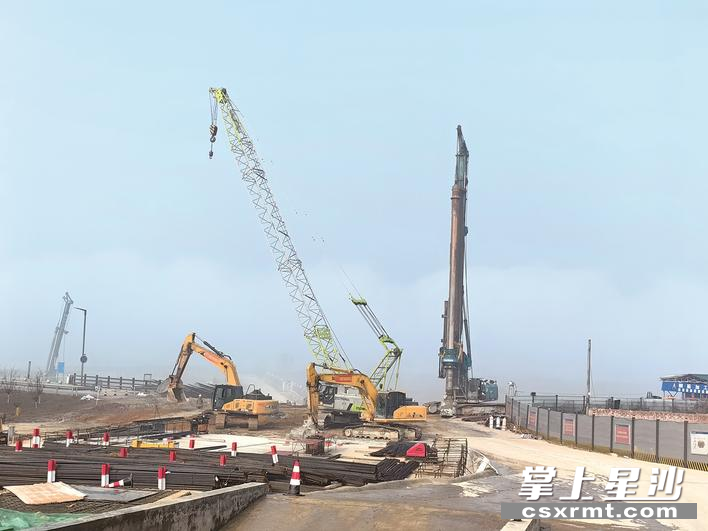 图为金安大道西延线（含白沙河桥）施工现场。李丹 摄
