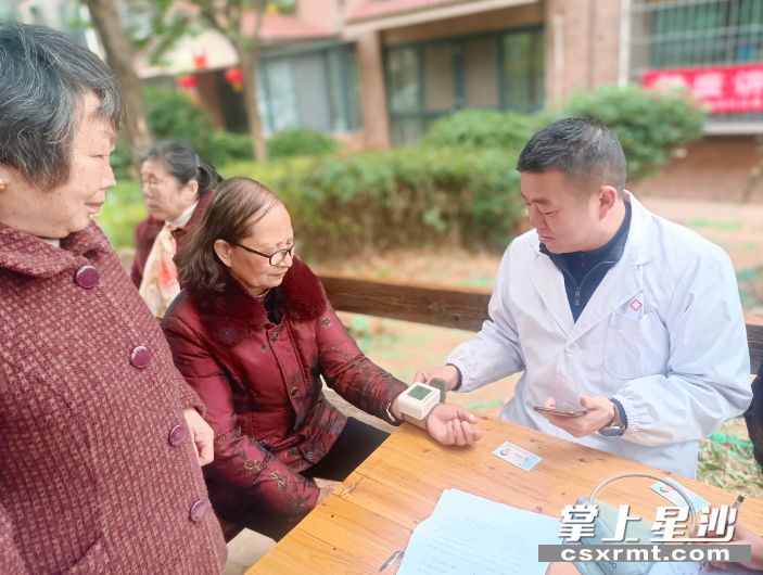 黄花镇机场口社区公共卫生服务站的医生正在为老年人测量血压。黄花镇 供图

