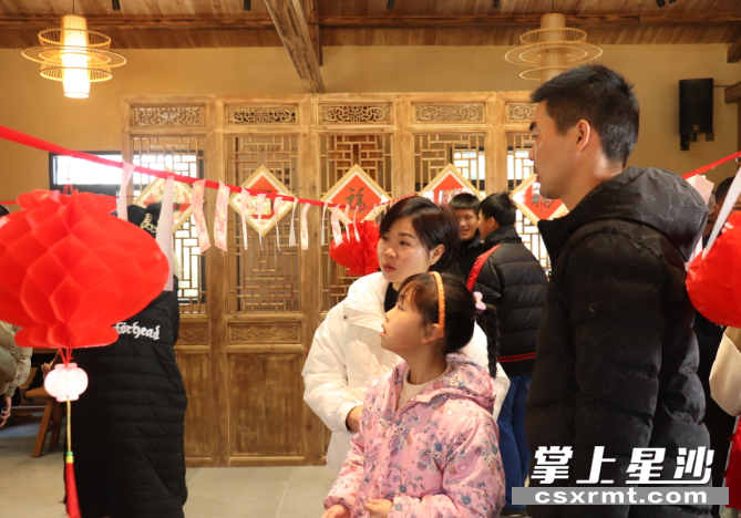 活动现场,小朋友们在猜灯谜。均为苏铃惠 摄 活动现场,小朋友们在猜灯谜。均为苏铃惠 摄