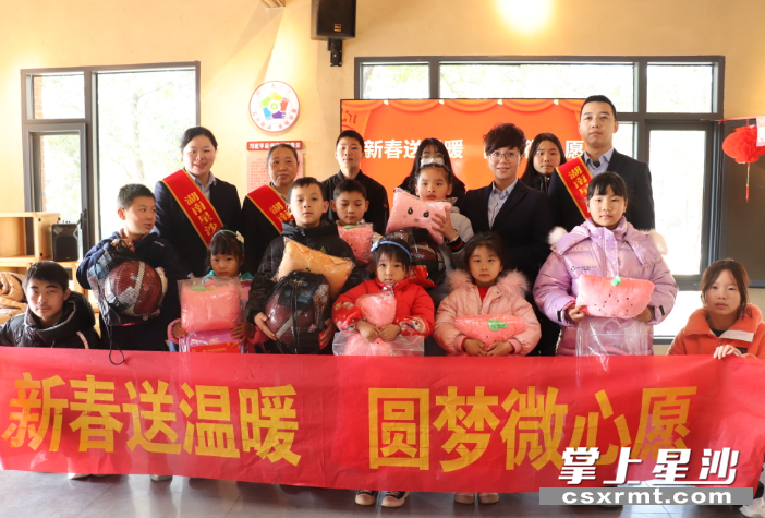 福临支行员工为留守儿童送上新春礼包。 福临支行员工为留守儿童送上新春礼包。