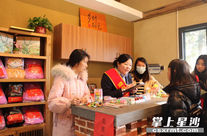 小朋友们在兑奖处领猜谜奖品。 小朋友们在兑奖处领猜谜奖品。