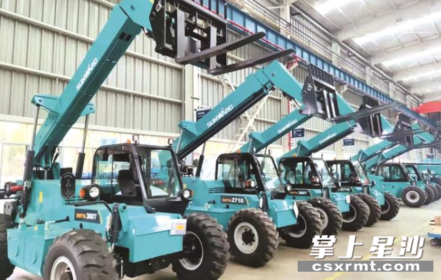 近日，山河智能伸缩臂叉装车全新机型SWTH3007、SWTH2710-T4样机成功在山河工业城三期高空机械新厂房下线。企业供图