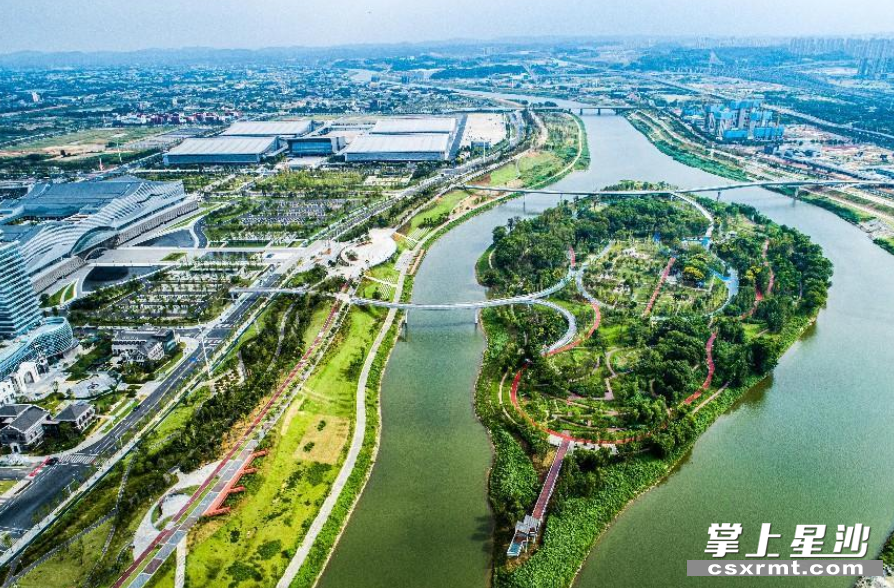 位于浏阳河心的磨盘洲生态公园一片翠绿，宛若浏阳河的一颗绿色明珠。均为企业供图