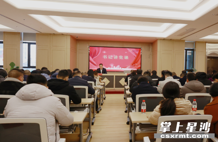 图为书记讲课现场。文雅丽 摄