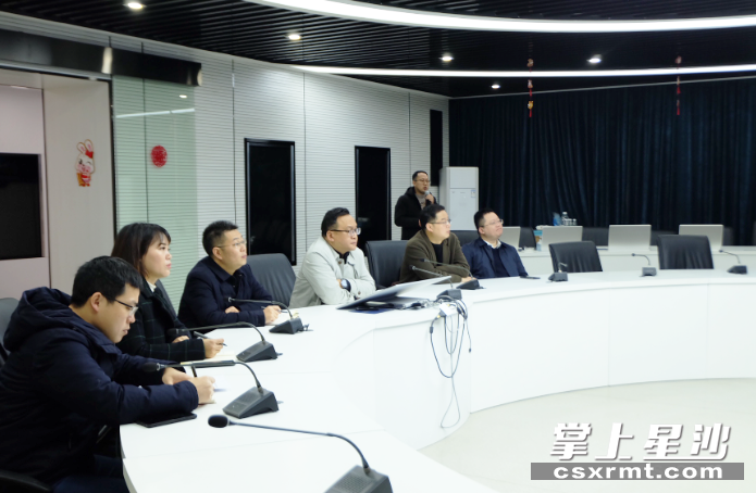 图为在长沙县融媒体中心“中央厨房”了解情况。均为李丹 摄