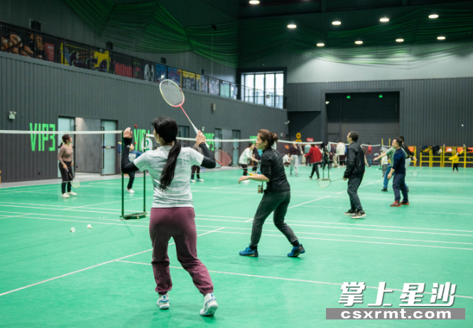 乐运魔方羽毛球馆，市民在享受运动带来的快乐。