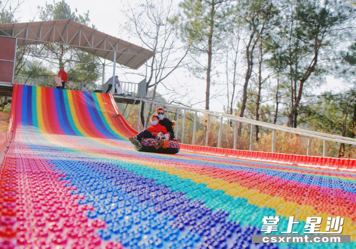 图为大鲸农场，市民打卡彩虹滑道。县文旅局 供图