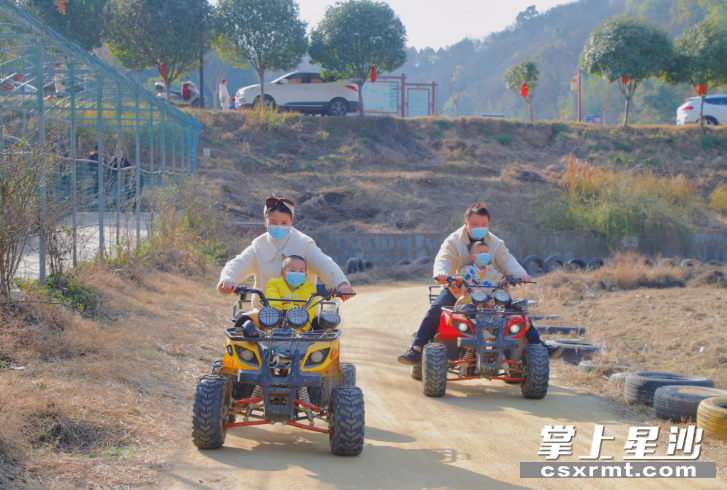家长带着孩子体验骑行机车越野。县文旅局 供图