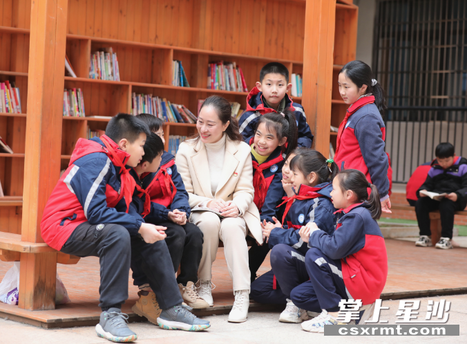 在大同星沙小学校园，周群意给孩子们讲童话故事。均为李杰 摄