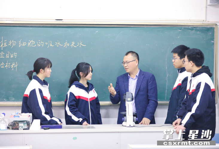 刘良智在课堂上教学生如何做好生物实验。