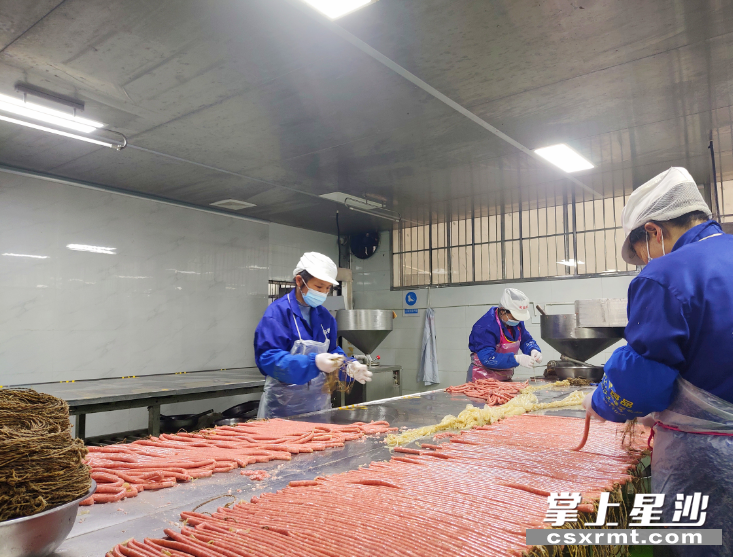 伴随着机器的轰鸣声，工人们在快速灌装、系绳。均为宋彬彬 摄