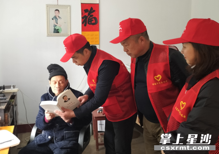 "星锋"党员志愿者为老党员送书上门.均为果园镇供图