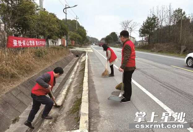 县自然资源局十五支部在青山铺社区开展大扫除志愿者服务活动，留下了一抹靓丽的“志愿红”。县自然资源局供图