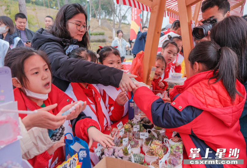 小小雷锋在行动，爱心义卖人气旺。章帝 摄